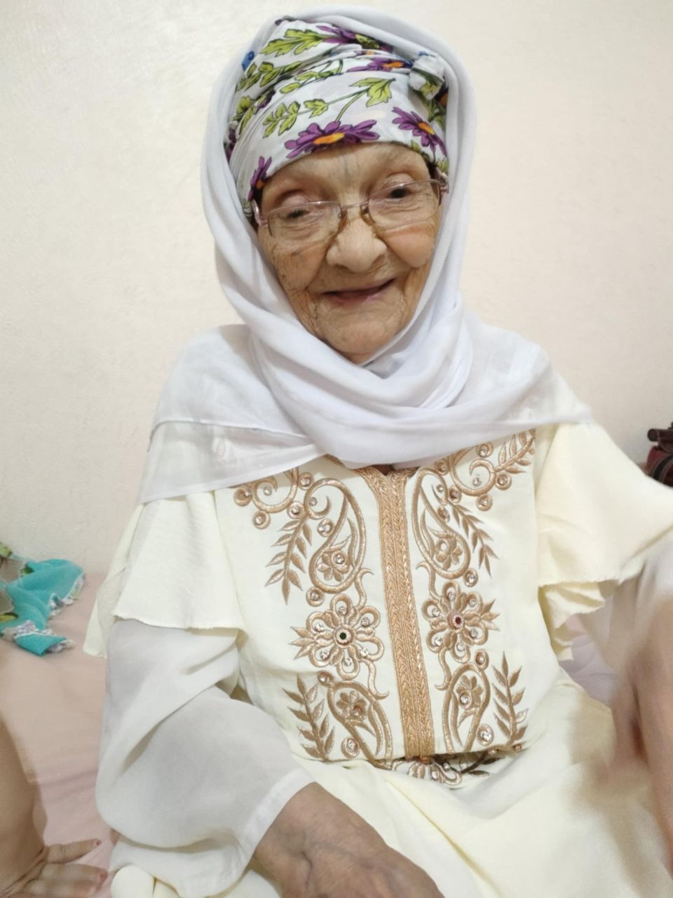 عزيزي يمينة